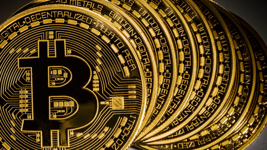 Bitcoin wart więcej, niż uncja złota. Co to jest? Dlaczego drożeje? Czy warto go mieć?