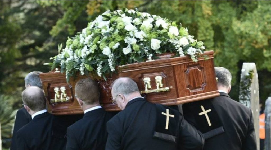 Czy warto oszczędzać na własny pogrzeb? I ile kosztuje polisa, która uwolni rodzinę od tych kosztów?