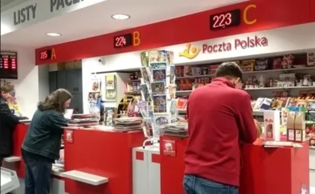 Poczta wrzuca granat za kołnierz Polsce bezgotówkowej? Rozkręca się rywalizacja banknotu i plastiku