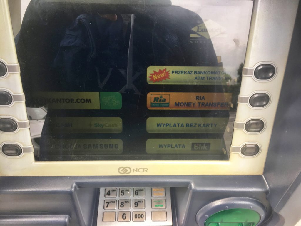Karta płatnicza w bankomacie to już nie tylko klucz do gotówki, ale do wielu nowych usług finansowych. Oto te najbardziej przydatne