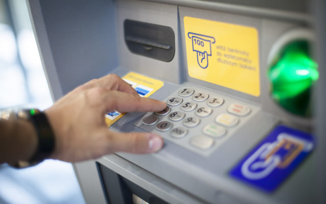 Ta funkcja bankomatów jest zmorą dla złodziei naszych pieniędzy. Czy już z niej korzystasz dla własnego bezpieczeństwa?