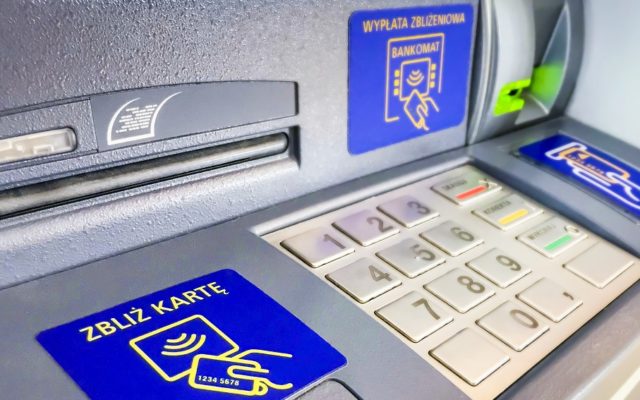 W wielu bankomatach w Polsce zabrakło dziś gotówki. Z jakich powodów część ludzi rzuciła się do wypłacania pieniędzy? Widzę tylko dwa, oba głupie