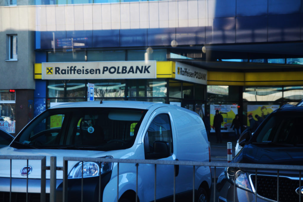 Po fuzji z BGŻ BNP Paribas obsługą kredytów walutowych zajmuje się Raiffeisen. Ale dlaczego klienci dostali „półfrancuskie” numery kont do spłaty rat?