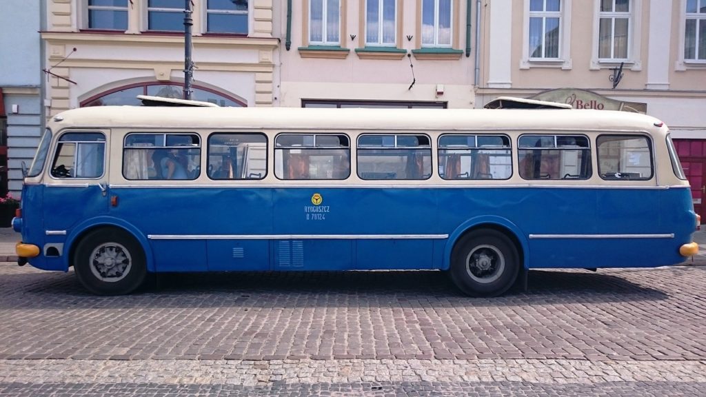 Wyjazd na „zieloną szkołę”? Obóz, kolonie, wyprawa harcerzy? Sprawdź czym pojedzie twoje dziecko. Testujemy „Bezpieczny autobus”