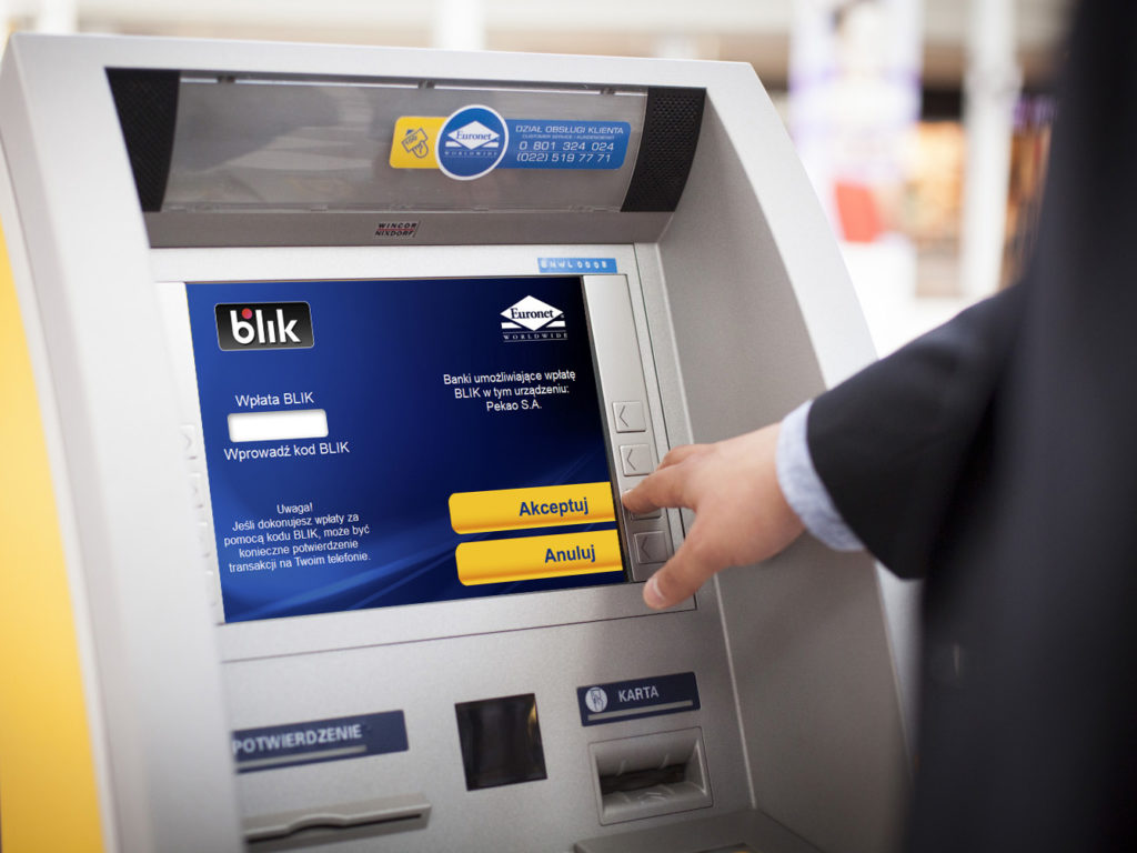 Nadchodzi czas wzmożonych zakupów. Częściej będziemy odwiedzali bankomaty. Jakich zasad przestrzegać przy „wodopoju” z gotówką?