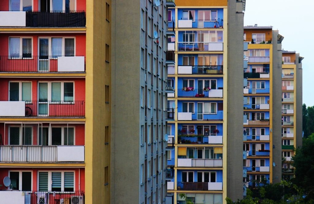 Najem mieszkań zwariował? W Warszawie płaci się 2500 zł za klitkę. A w Berlinie uradzili, że… zamrożą czynsze na pięć lat. Dobry ruch?