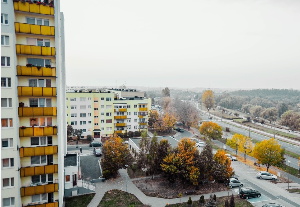 Ceny ofertowe mieszkań coraz częściej są wzięte z sufitu. Jak skutecznie negocjować zakup mieszkania i nie przepłacić? Osiem rad