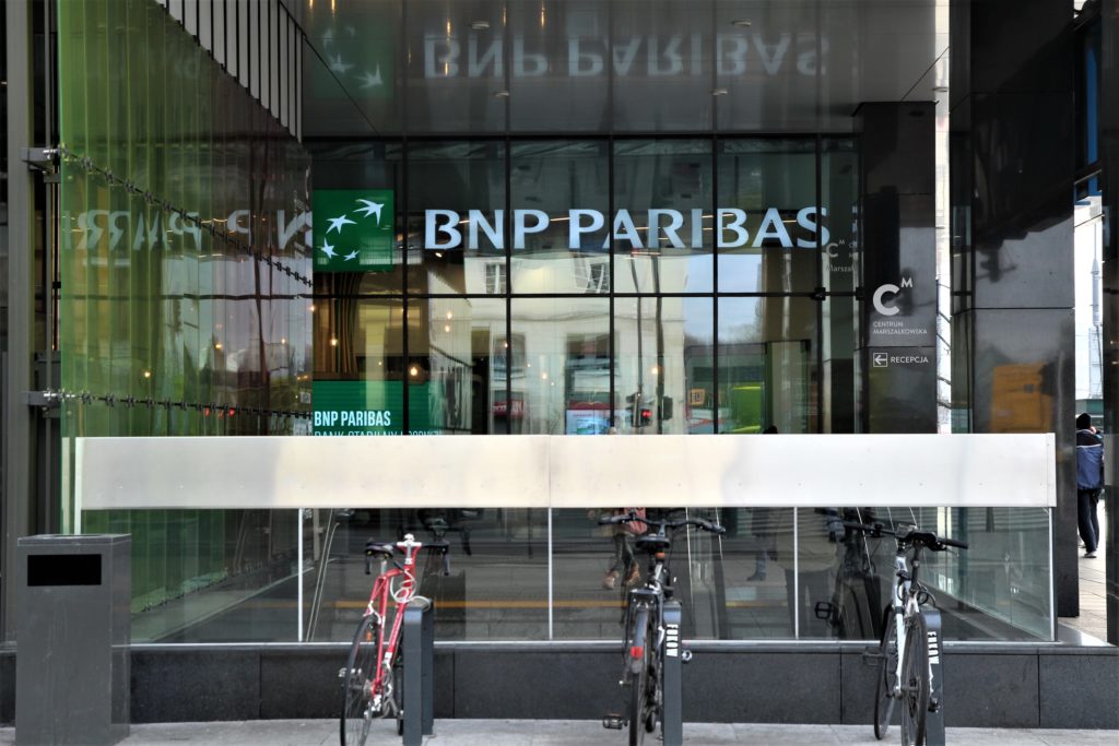 Bank BNP Paribas chce, by jego klienci nie przychodzili do oddziałów po gotówkę. Czy 10-złotowa opłata zachęci do korzystania z bankomatów i wpłatomatów?