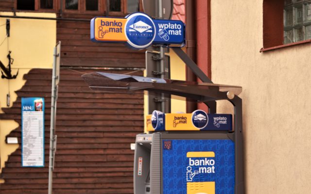 Nowe limity wypłat w bankomatach Euronet. Czy to sygnał, że czas kończyć z „cenami urzędowymi” na rynku bankomatowym? Stawką nasza prywatność?