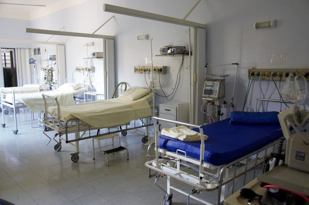 Kiedy zabraknie łóżek dla pacjentów chorujących na Covid-19? Czy sytuację uratują szpitale polowe? A może powinniśmy zacząć budować szpitale modułowe?