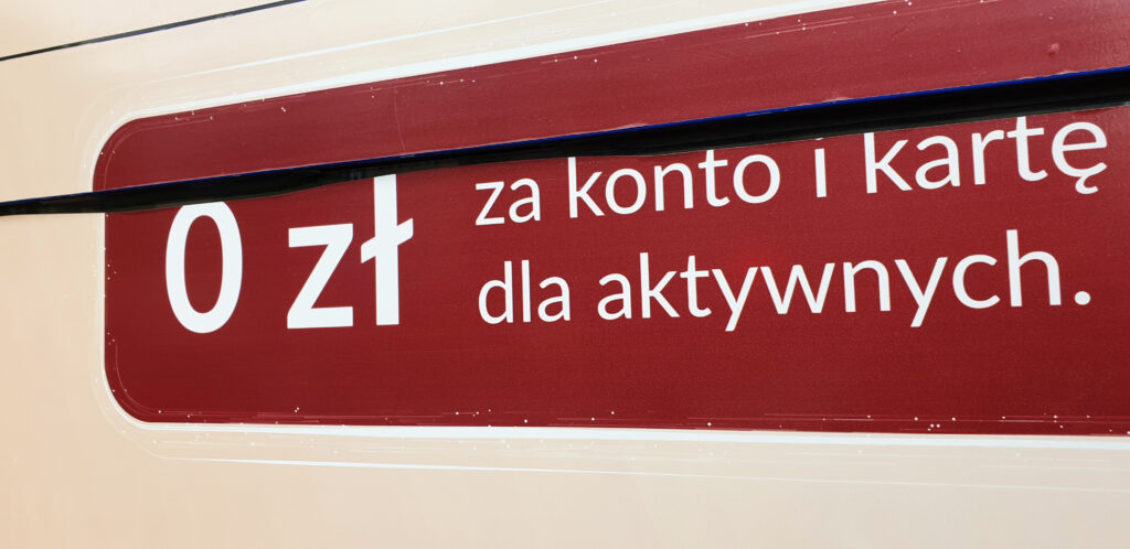 Bank kojarzony z darmowością podnosi opłaty. To symboliczny koniec ery kont za zero. I czas na to, by oferty banków prezentować w nowy sposób. Oto ranking inny niż wszystkie