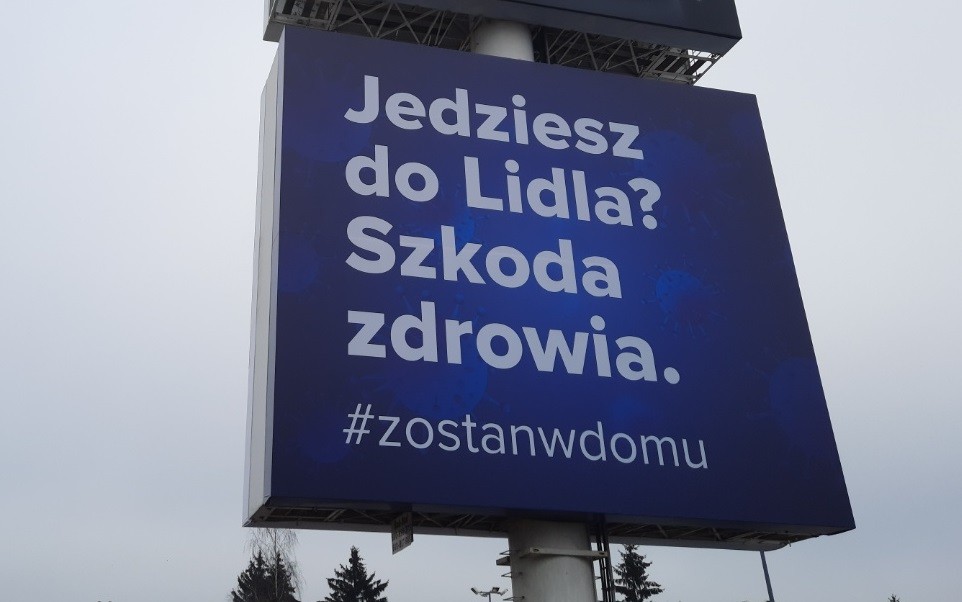 Właściciel sklepu internetowego Deli2.pl namawia na billboardach, byśmy nie robili zakupów w Lidlu. Ekspert tłumaczy, kto lepiej wyjdzie z tego starcia