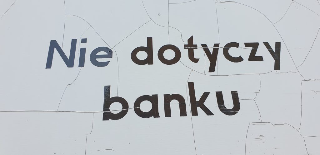 Czy z banków na dobre zaczęły odpływać pieniądze? Z ROR-ów, kont oszczędnościowych i lokat złotowych wycofujemy ogromne kwoty. Gdzie je przenosimy? I co to oznacza?