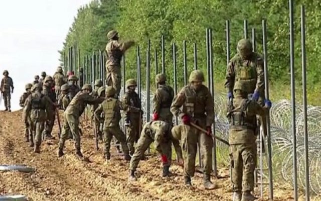 imigranci i budowa muru na granicy