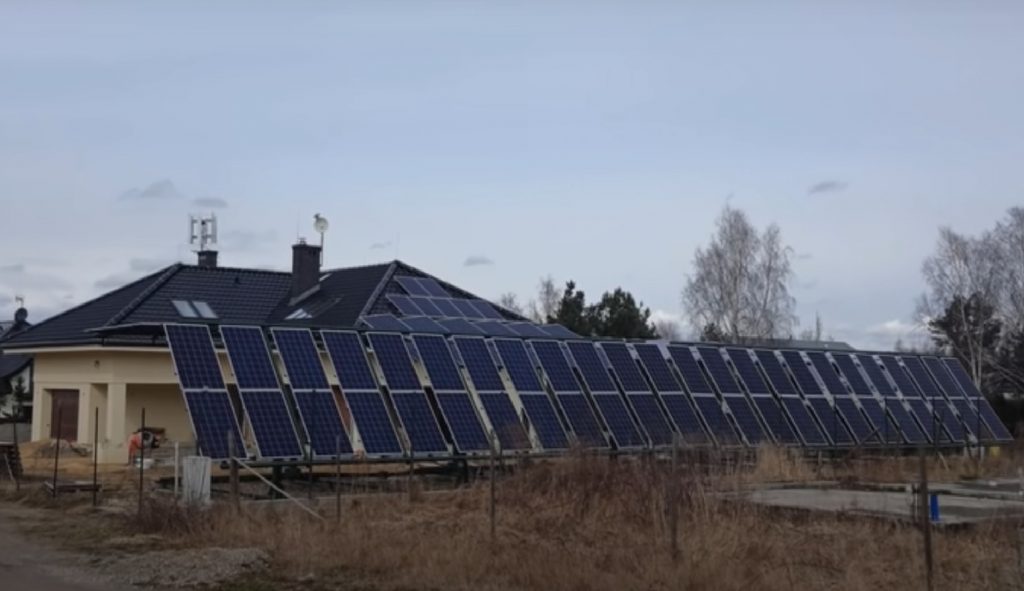 Prąd drożeje? Pan Piotr całkiem odciął się od sieci energetycznej i nie zapłaci ani grosza rachunku. Ma swój prąd i magazyn. Sąsiad i urzędnicy mają mu jednak za złe