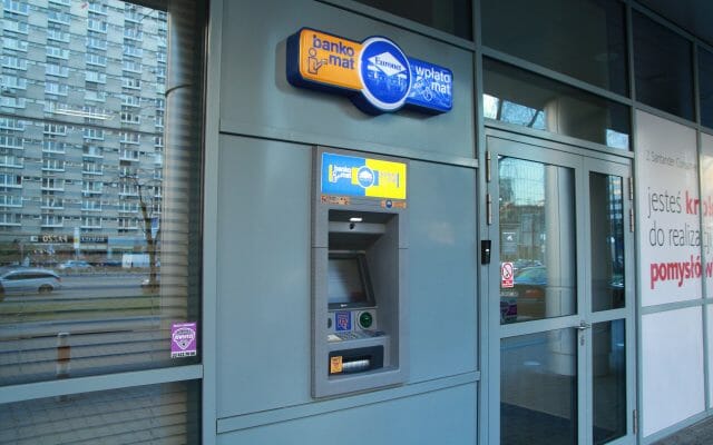 Polskie kantory nie chcą przyjmować od Ukraińców hrywien? Jest na to sposób: wypłata gotówki z bankomatu