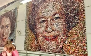 Mozaika z Elżbietą II na lotnisku Gatwick w Londynie (źródło Unsplash)