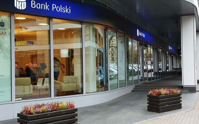 Chude kwartały największego polskiego banku, ale… nie jego klientów. Wyniki PKO BP pokazują jednak kilka niepokojących trendów