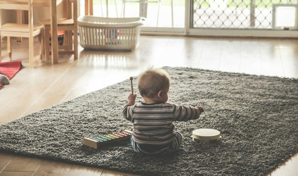 Małe dziecko w domu. Liczyliście kiedyś, ile w skali roku wydajecie na jego utrzymanie? Ile z tego zwraca państwo i gdzie szukać oszczędności?