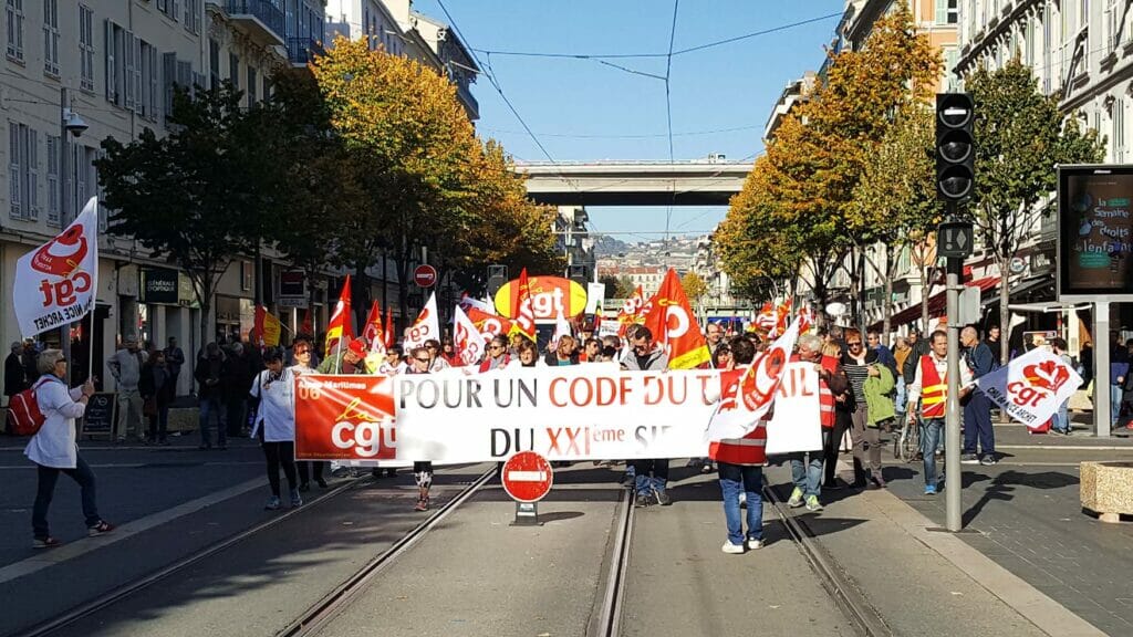 Francuzi protestują, bo rząd chce im podnieść wiek emerytalny, ale na emeryturze spędzają… najwięcej czasu w Europie. Bo długo żyją! Jaki jest ich sekret?