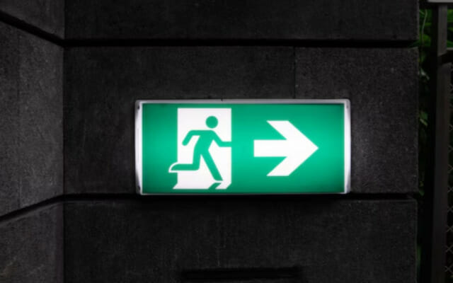 bank wypowiedział klientowi umowę rachunku i kazał mu uciekać