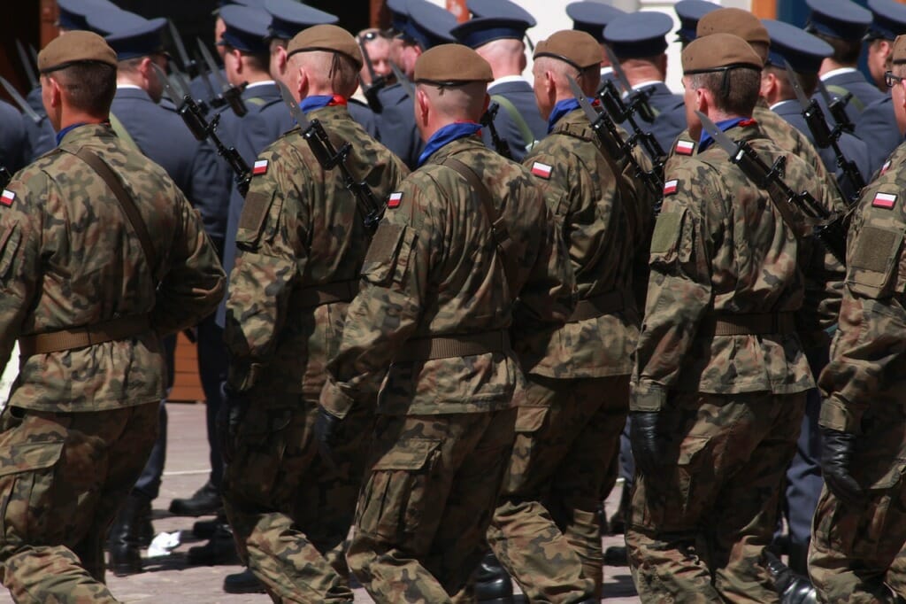 Szukasz dobrze płatnej (już od pierwszego dnia) pracy z porządnym pakietem socjalnym i wczesną emeryturą? Armia kusi: żołnierz zawodowy nie bieduje. Serio?