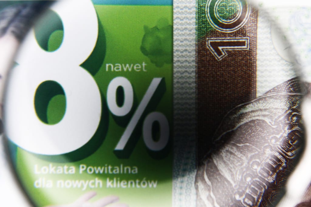 Banki tną oprocentowanie depozytów, a ten wychodzi przed szereg i obiecuje 8% rocznie. Co trzeba zrobić, żeby zasłużyć? I czy warto zasłużyć?