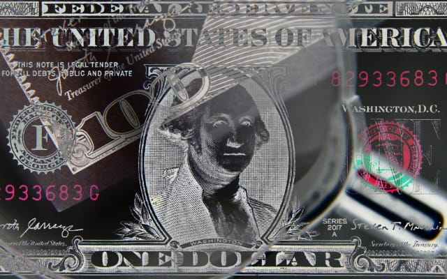 Dolar miał osłabnąć, ale… znów rośnie w siłę. Czy wkrótce możemy zobaczyć wyrównanie kursów dolara i euro? Czy warto kupować dolara „pod parytet”?