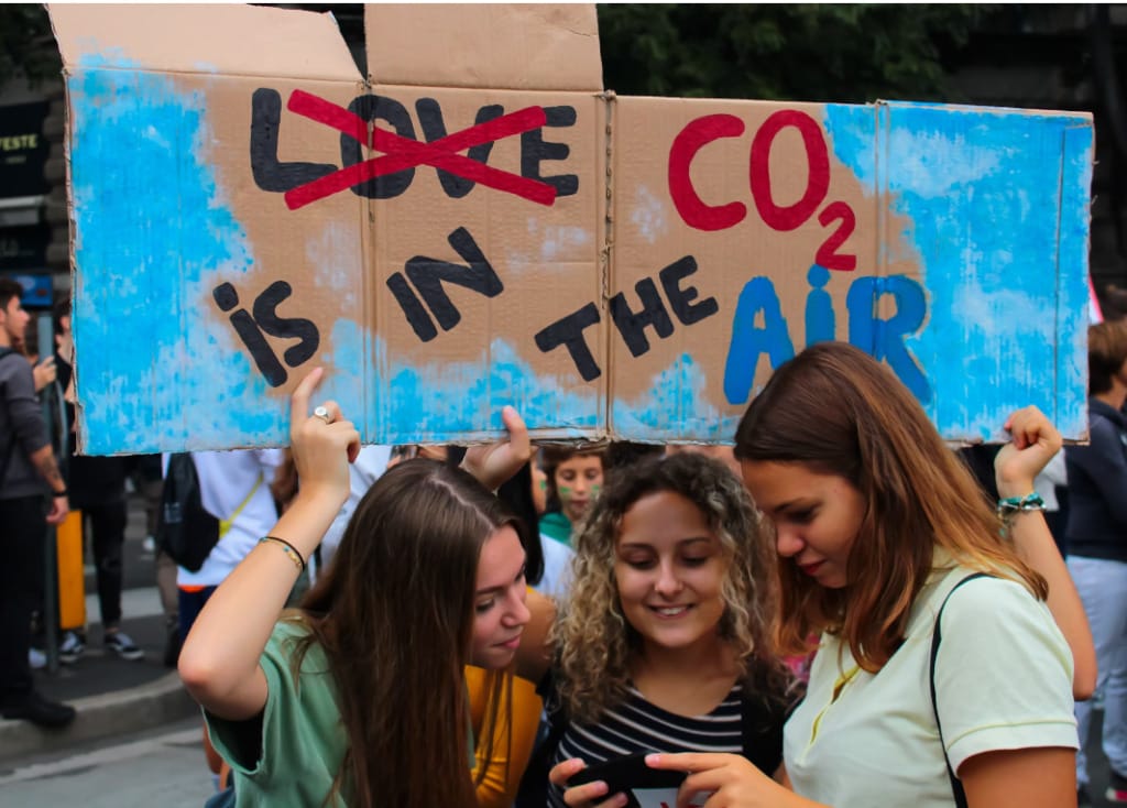 EU-ETS2, czyli i ty zapłacisz za „swoje” CO2. Kiedy? Czy te nowe regulacje rzeczywiście uderzą nas po kieszeni tak, jak straszą niektórzy politycy? Liczymy!