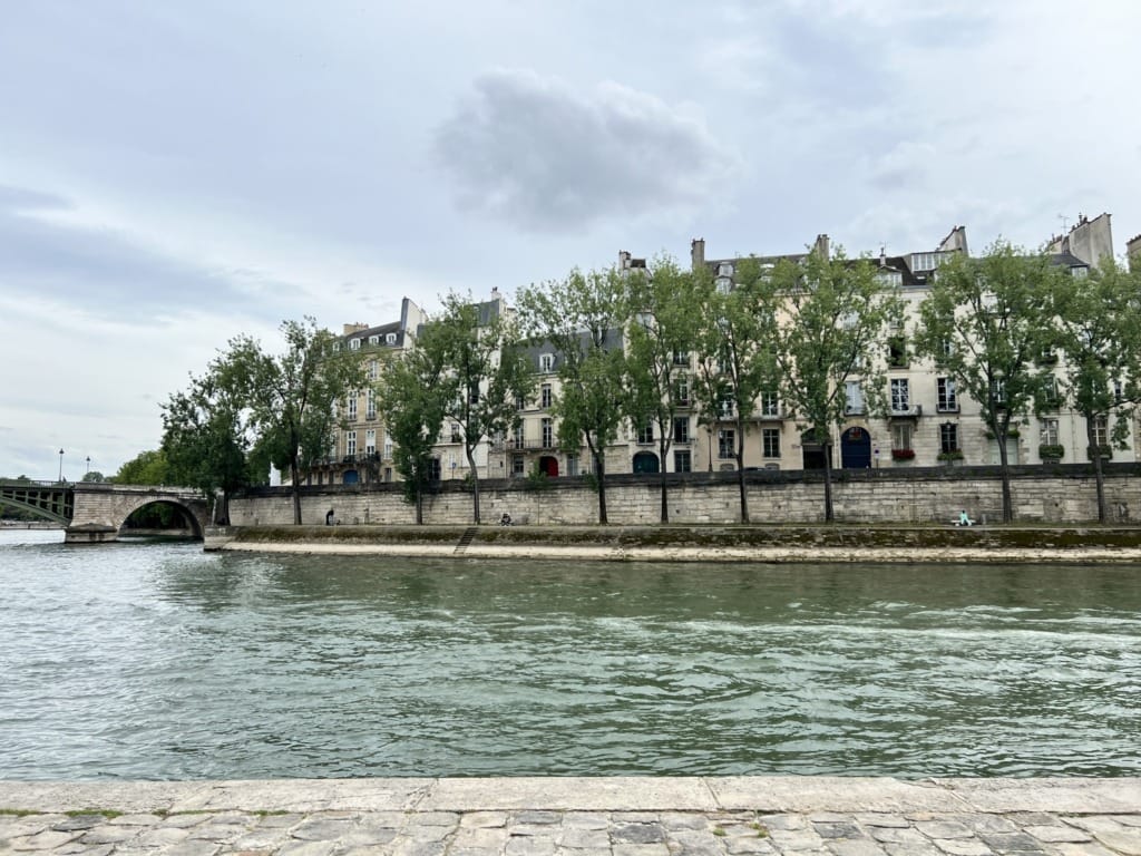 Jak inwestorzy wycenią skutki destabilizacji politycznej we Francji? Obligacje kosztują tyle co… greckie. Czy upadek rządu w Paryżu osłabi euro i… złotego?