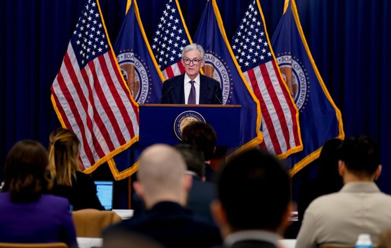 Amerykański bank centralny zaciąga hamulec na obniżki stóp procentowych. Na światowych rynkach zawrzało. Kto zarobi na tym pieniądze?