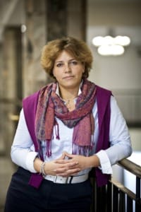 Joanna Tyrowicz, na stojąco, ze splecionymi rękami