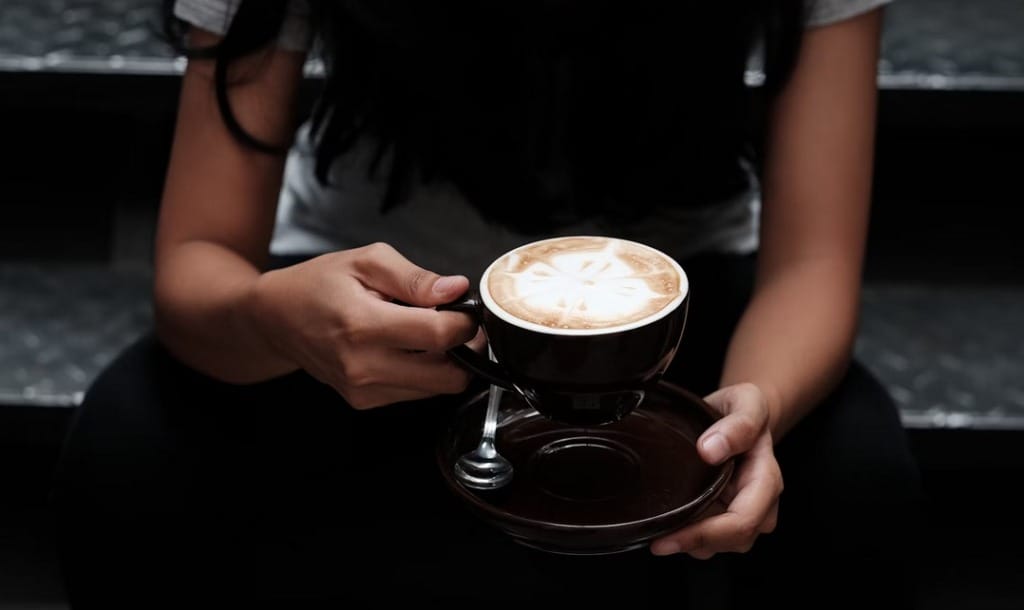 Cena kawy rośnie i rośnie. Kawoszom ciśnienie skacze bez espresso. Co się dzieje na rynku tego surowca? Jak inwestować w kawę?