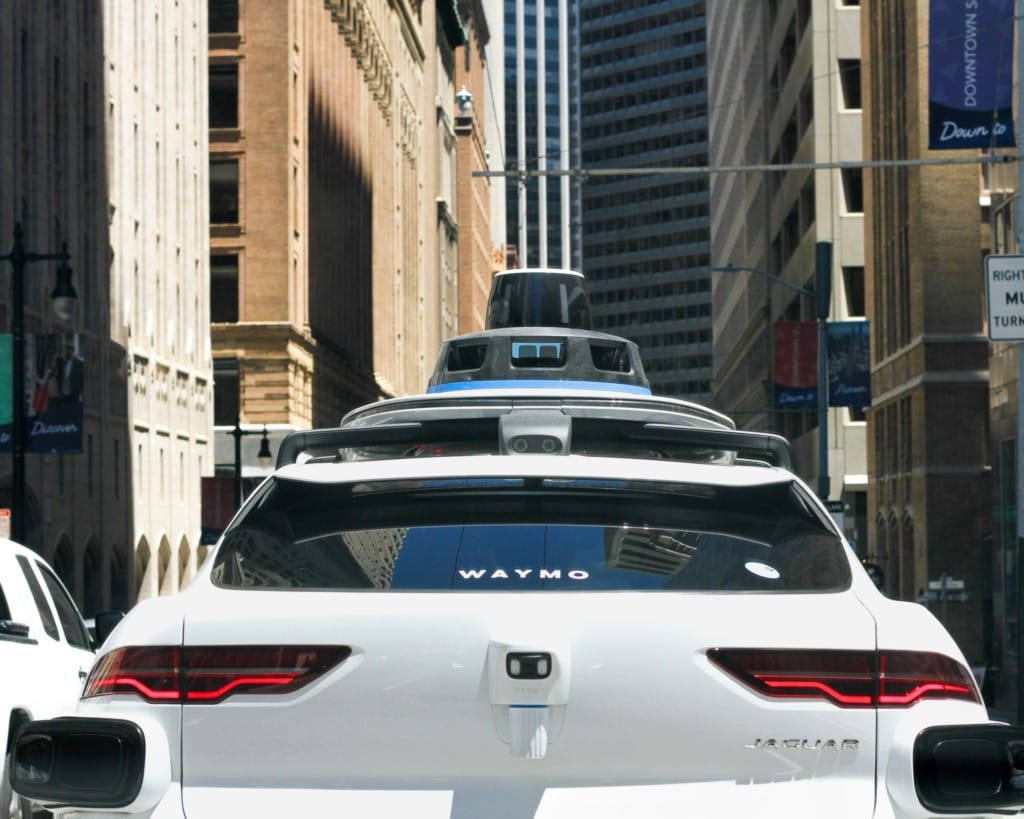 Robotaksówki wjeżdżają na Manhattan. Nie ominą Wall Street. W jakie akcje inwestować pod trend robotaxi, zanim zrobią to nowojorskie rekiny giełdowe?