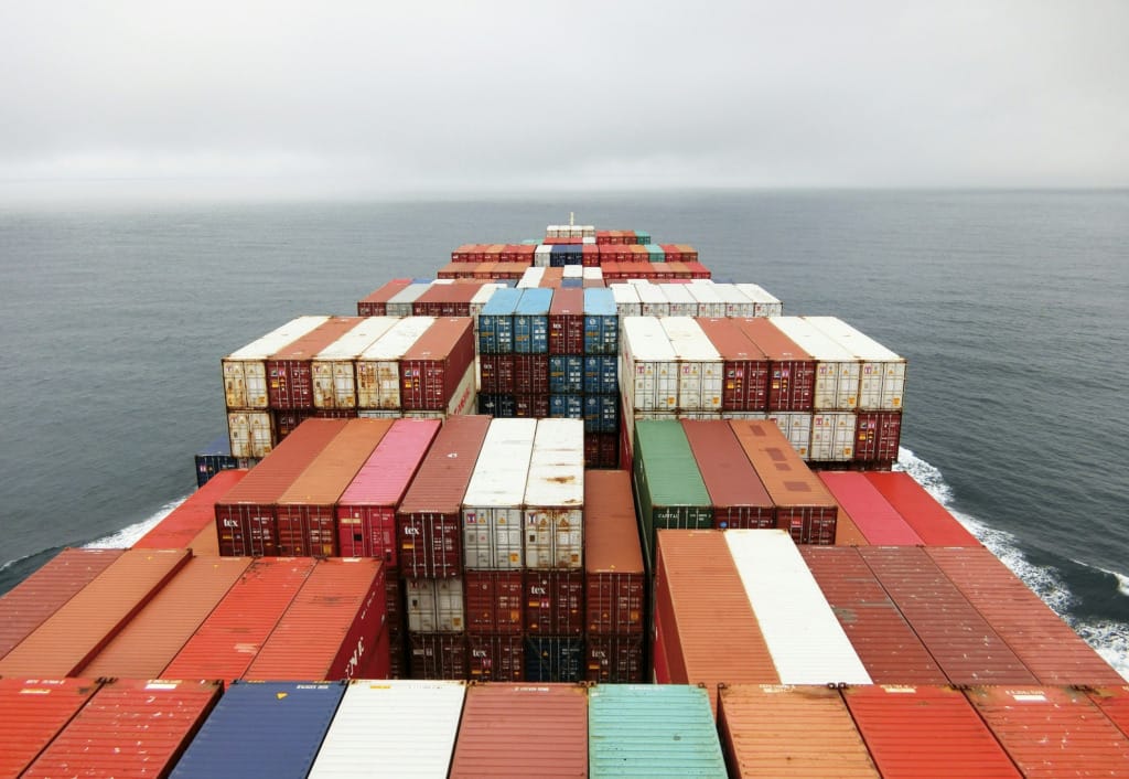 Trump podnosi cła na import z UE, rynki w pogotowiu. Jak inwestorzy powinni przygotować się na stawkę cła 30%? Wybrać dolara, akcje, obligacje?